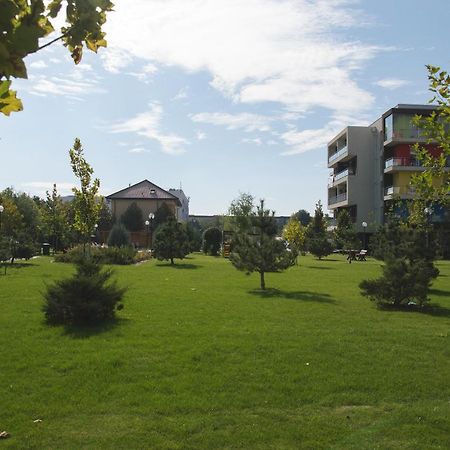 Airport Residence - Apartment Across From Otopeni Airport Buitenkant foto